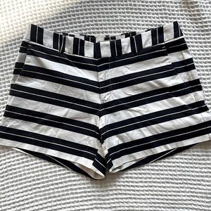Banana Republic Hampton Short•Size 6•Preppy Navy & White•Zippered front•Pockets